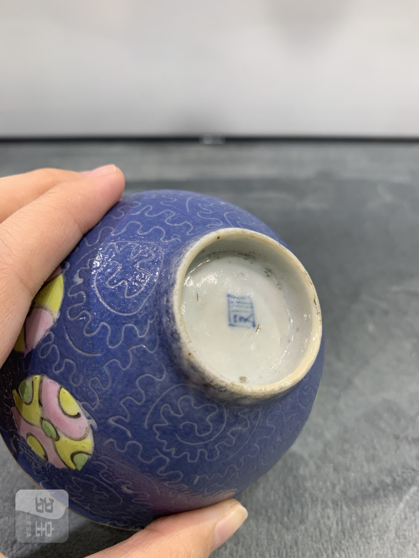 清乾隆蓝地轧道粉彩皮球花卉纹茶园 - 图7